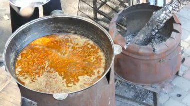 Sokak yemekhanesinde büyük bir çorba fıçısı.