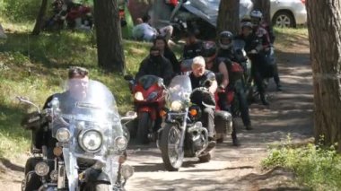 1 Haziran 2018 - Svidivok Köyü, Ukrayna Tarasova Gora Moto Festivali, motosikletçilerin moto sütunları
