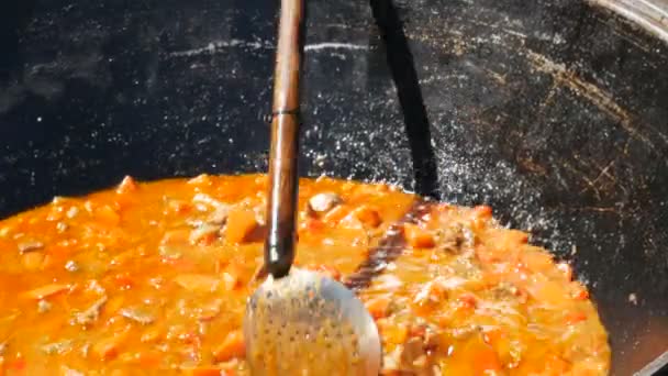 Gran cuba de sopa en patio de comida de la calle — Vídeos de Stock