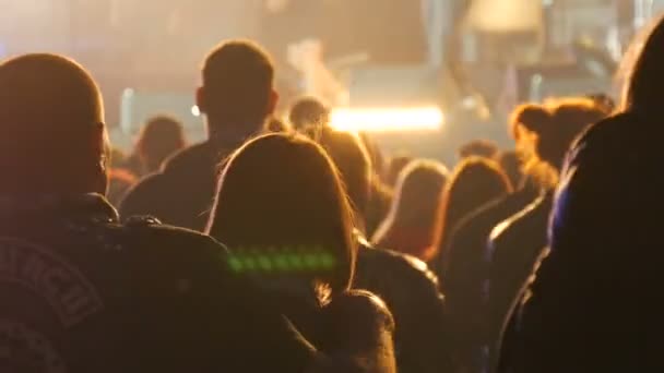 1 июня 2018 - село Свидивок, Украина: Мото фестиваль "Тарасова гора", толпа байкеров веселится на рок-концерте — стоковое видео