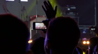 1 Haziran 2018 - Svidivok Köyü, Ukrayna: Tarasova Dağı Motokros Festivali, insanlar akıllı telefonlardan rock konseri çekiyorlar