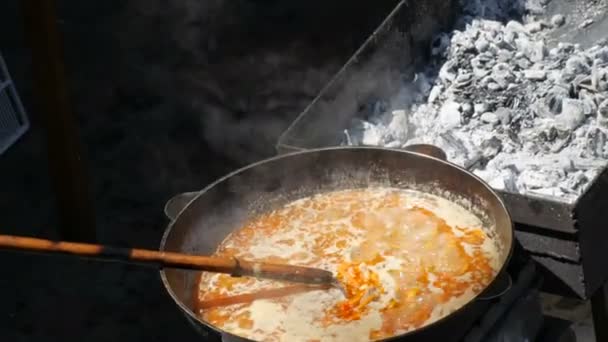 Groot vat soep op straat food court — Stockvideo