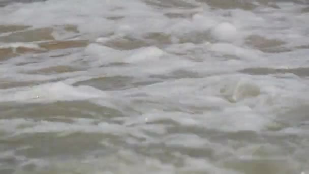 Strong waves with foam on the shore of the Sea of Azov, Ukraine — Stock Video