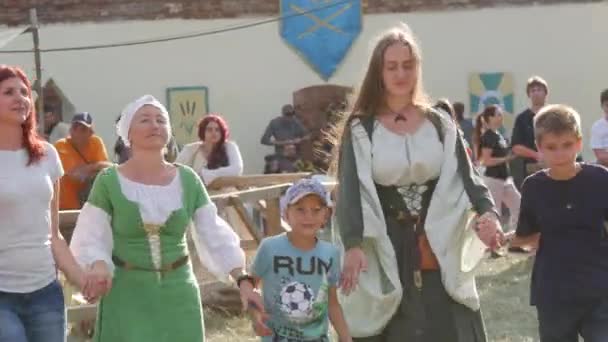 Trostyanets, Ukraine - 21 août 2021 : Danses médiévales. Les gens dansent dans un grand cercle en beaux vêtements médiévaux à côté des costumes modernes — Video