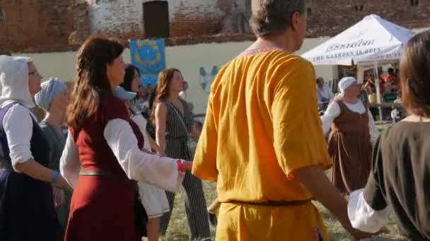 Trostyanets, Ukraine - 21 août 2021 : Danses médiévales. Les gens dansent dans un grand cercle en beaux vêtements médiévaux à côté des costumes modernes — Video