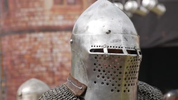 Caballero guerrero medieval en armadura de hierro y casco, cabeza vista de cerca — Vídeo de stock