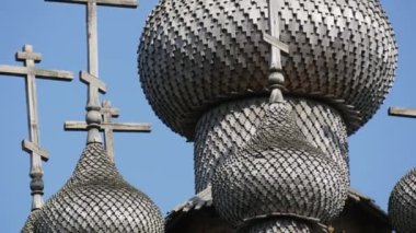 Güzel kilise kubbeleri Vsekhsvyatsky Skete, Svyatogorsk Lavra 'nın yanında bulunan ünlü bir ahşap manastır. Güzel ahşap antik mimari
