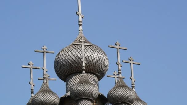 美丽的教堂圆顶Vsekhsvyatsky Skete是Svyatogorsk Lavra旁边著名的木制修道院。漂亮的木制古建筑 — 图库视频影像