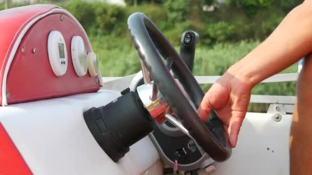 El volante de un barco de agua de recreo que es controlado por el capitán del barco en un viaje por mar o río — Vídeos de Stock