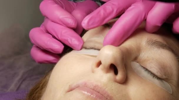 Cara de mulher adulta no procedimento de laminação de pestanas moderno em um salão de beleza profissional para laminação e pestanas Botox cura moderna. — Vídeo de Stock