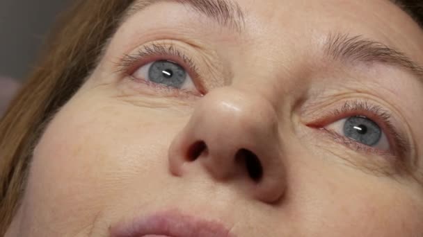Cara de mulher adulta no procedimento moderno de laminação de pestanas em um salão de beleza profissional antes do procedimento de ondulação de pestanas. — Vídeo de Stock