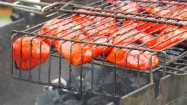 Kızarmış ızgarada kırmızı sulu kırmızı biber doğada bir pikniğe dönüşür.