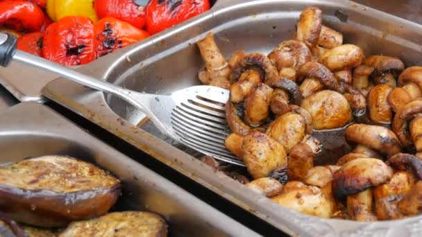 Barbecue étal de champignons dans le parc, festival de la nourriture de rue, vue rapprochée. Champignons frits avec spatule — Video