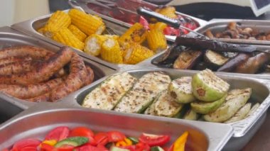Açık hava yemek festivalinde ızgara mısır, sosis, patlıcan ve kabak tezgahı. Yemek festivalinde satılık mangal dükkanı. Sokak yemekleri..