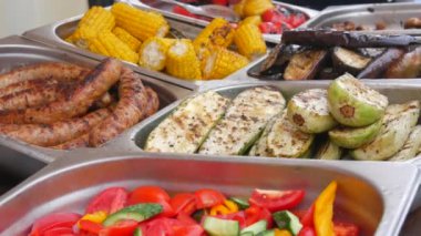 Açık hava yemek festivalinde ızgara mısır, sosis, patlıcan ve kabak tezgahı. Yemek festivalinde satılık mangal dükkanı. Sokak yemekleri..