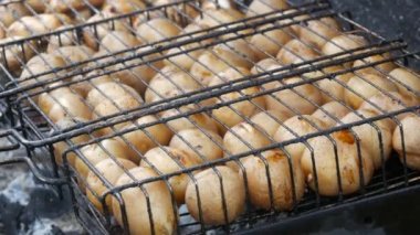 Izgarada yuvarlak soyulmuş patates, kızarmaya hazır.