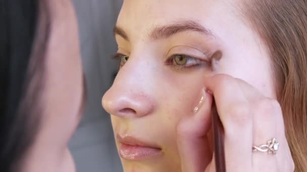 Profesionální stylistka make-up umělec dělá večer oční make-up na krásné dívky modelu — Stock video