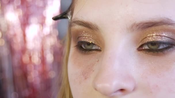 Professionelle Stylistin Make-up Artist macht Abend Augen Make-up zu einem schönen Mädchen Modell. Tragt einen speziellen dünnen schwarzen Eyeliner auf das Augenlid auf — Stockvideo