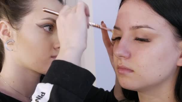 Kamenskoe, Ukraine - Mars 26, 2021 : Artiste maquillage professionnel et styliste travaillent sur l'image des modèles qui les font maquillage — Video