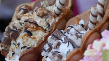 Şeker dükkanının tezgahında şekerleme, çikolata, şeker ve marmelatlı tatlı baloncuk Hong Kong waffle 'ları.