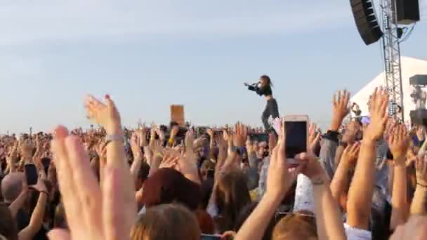 11 de setembro de 2021 - Dnipro, Ucrânia: Cantora popular se apresenta na frente de uma multidão de fãs dançando, batendo palmas e levantando as mãos. Concerto ao ar livre — Vídeo de Stock