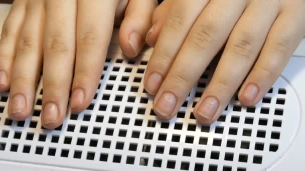 Onverzorgde korte nagels op de handen van een vrouw in een nagelsalon. Correctie en schilderen van nagels close-up zicht — Stockvideo