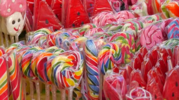 Рядок красивих різнокольорових льодяників на стільниці магазину цукерок — стокове відео