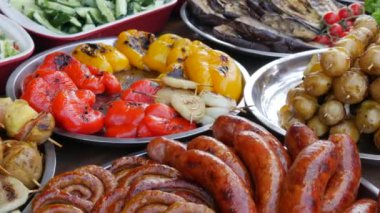Bolca sosis, ızgara sebze, kırmızı biber, kabak, patlıcan, patates. Sokak yemeği festivali, yağlı yemek, fast food