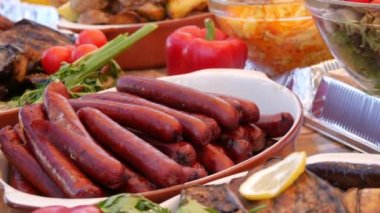 Bolca sosis, ızgara sebze, kırmızı biber, kabak, patlıcan, patates. Sokak yemeği festivali, yağlı yemek, fast food