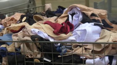 Kadın iç çamaşırlarındaki tekstil çeşitliliğinin detaylı görüntüsü kumaş, renk ve formları gösteriyor. Çeşitliliği, kadınlığı ve samimi giyim endüstrisini temsil eder..