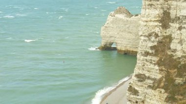 Manzaralı kireçtaşı uçurumları ve Etretat 'ın Fil Kayası Normandiya' nın Fil Kayası turkuvaz denizinin üzerinde yükseliyor. Bu ünlü doğal kaya oluşumu Fransız sahilinin bir simgesi ve popüler bir turistik merkezdir.