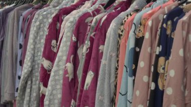 Konforlu tekstil ürünleri ve açık havada asılı duran sıcak giysi çeşitleri. Küçük işletme, perakende ve tekstil ticaretini temsil ediyor.