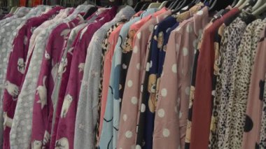 Yumuşak bornozlar, üzerinde hayvan ve benekli izler olan pijamalar da dahil olmak üzere kadın gecelik koleksiyonu. Konfor, kadınlık ve rahatlama kavramları için ideal..