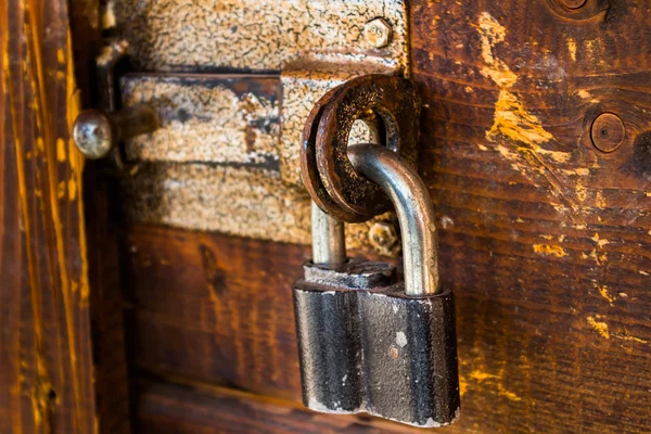 Kapıyı kapalı demir kilit