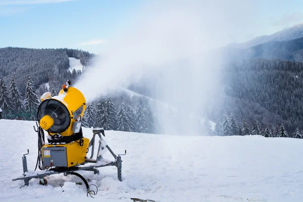 Snow canon på berget — Stockfoto