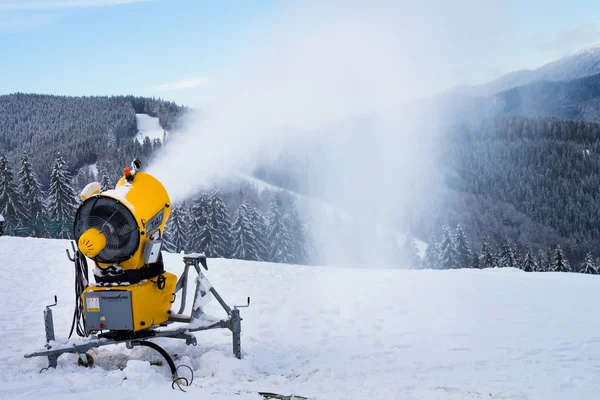 Canone della neve sulla montagna — Foto Stock