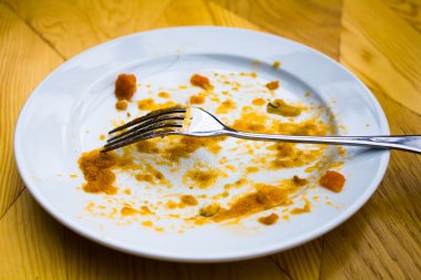 Restoranda bir çatal ile kirli tabak