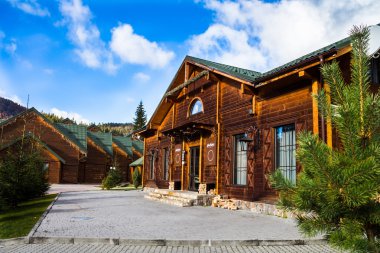 Dağlarda ahşap bir ev