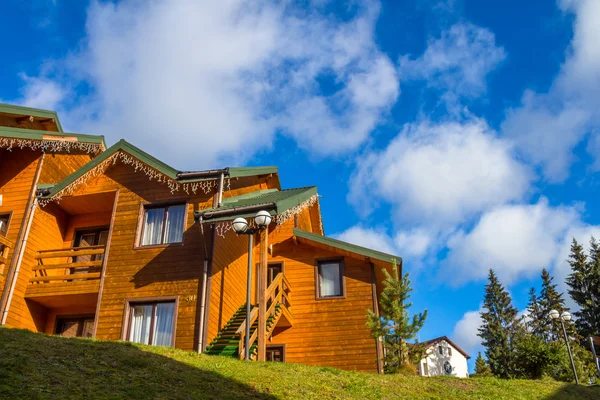 Casa de madera en las montañas —  Fotos de Stock