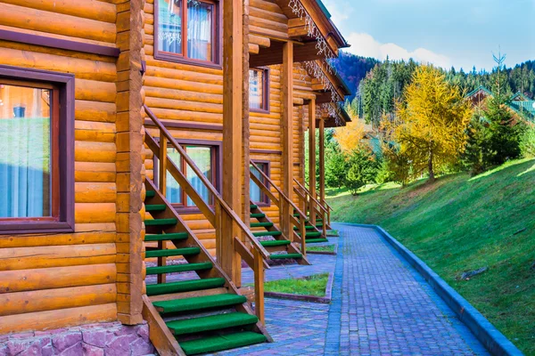 Dağlarda ahşap bir ev