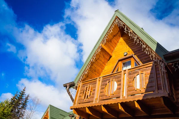 Casa de madera en las montañas —  Fotos de Stock