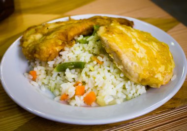 Pirinç Yeşiller ile yemek ve peynir içinde pirzola