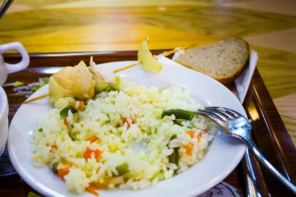 Beyaz bir tabak içinde artıkları