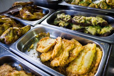 Et yemekleri bir kafede sayaçlarıyla