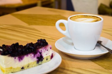 Frenk üzümü ve kahve ile Cheesecake