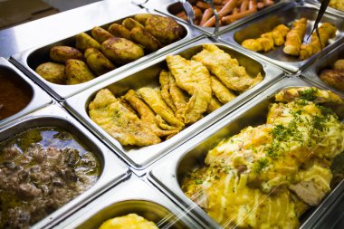 Et yemekleri bir kafede sayaçlarıyla