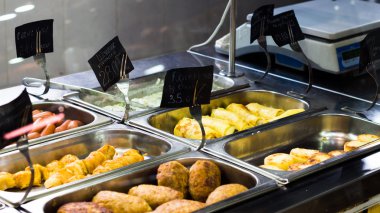 Et yemekleri bir kafede sayaçlarıyla