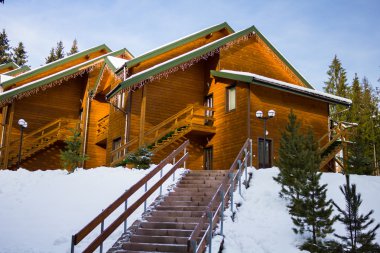 Dağlarda ahşap bir ev