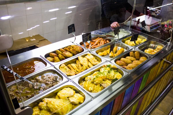 Contadores con platos de carne en un café — Foto de Stock