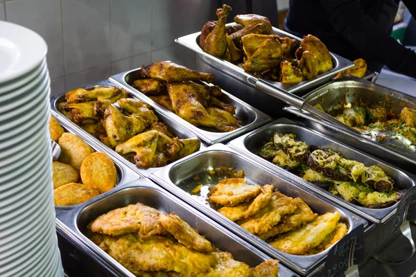 Contadores con platos de carne en un café — Foto de Stock